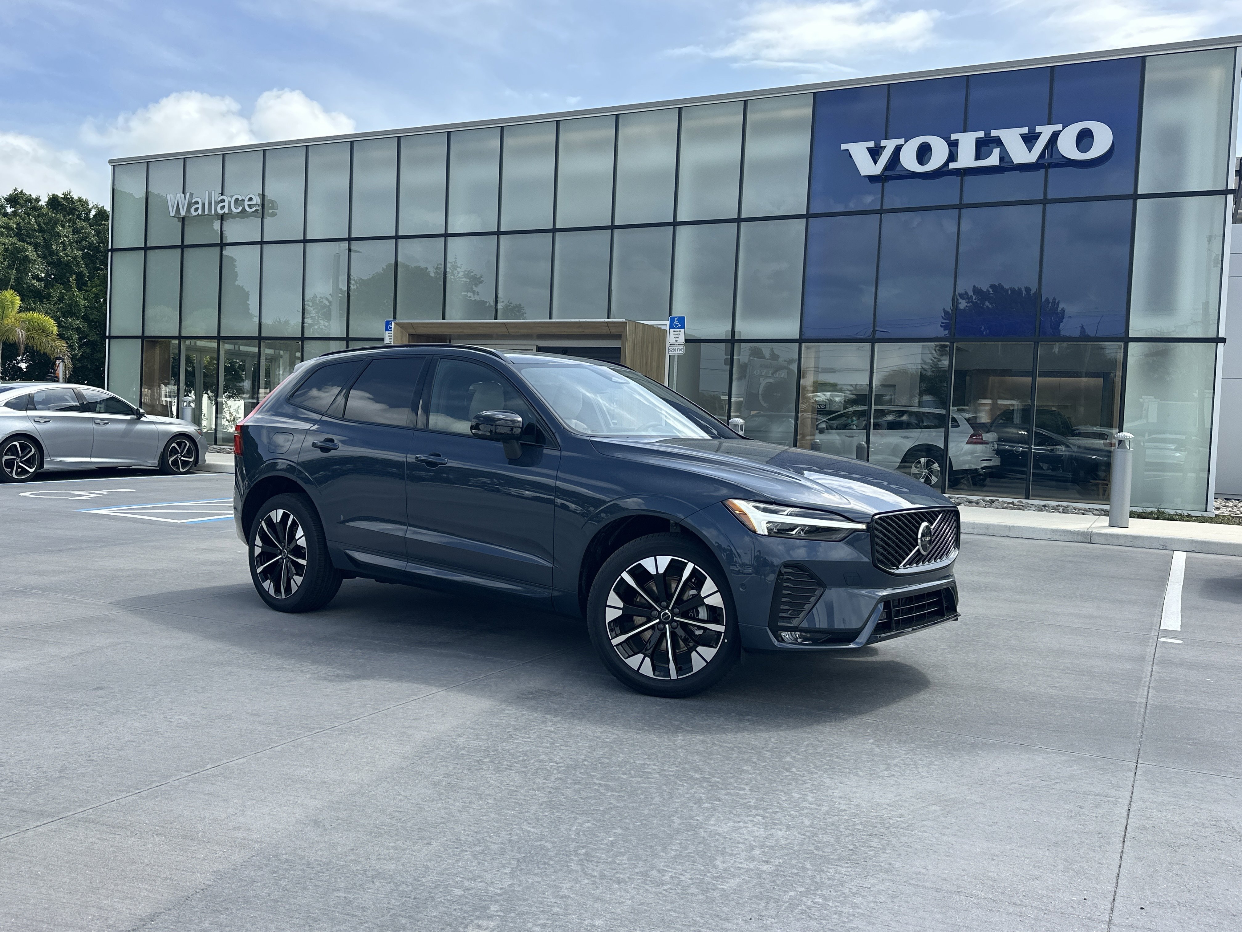 2026 Volvo XC60 B5 Plus Dark AWD's photo