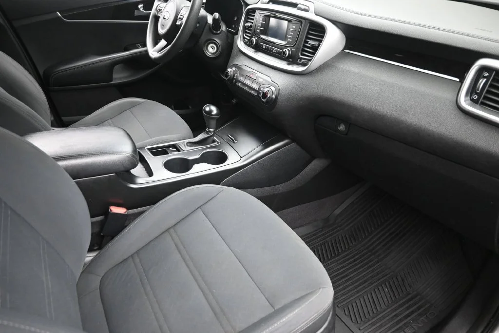 Used 2016 Silver Kia LX image 9