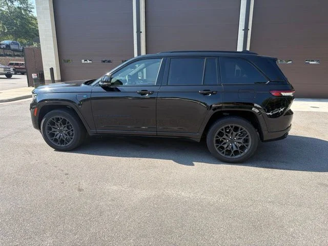 Used 2024 Black Jeep Summit Reserve 4xe image 3