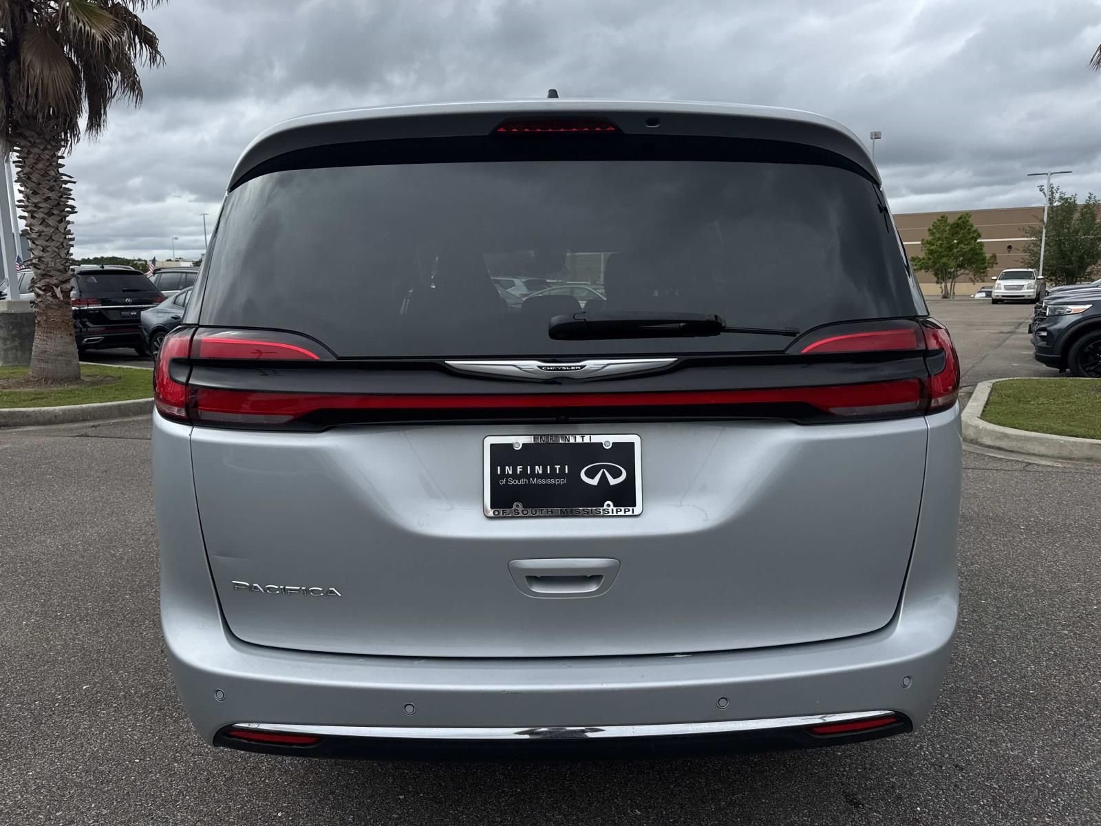 Used 2024 Silver Chrysler Touring L image 6