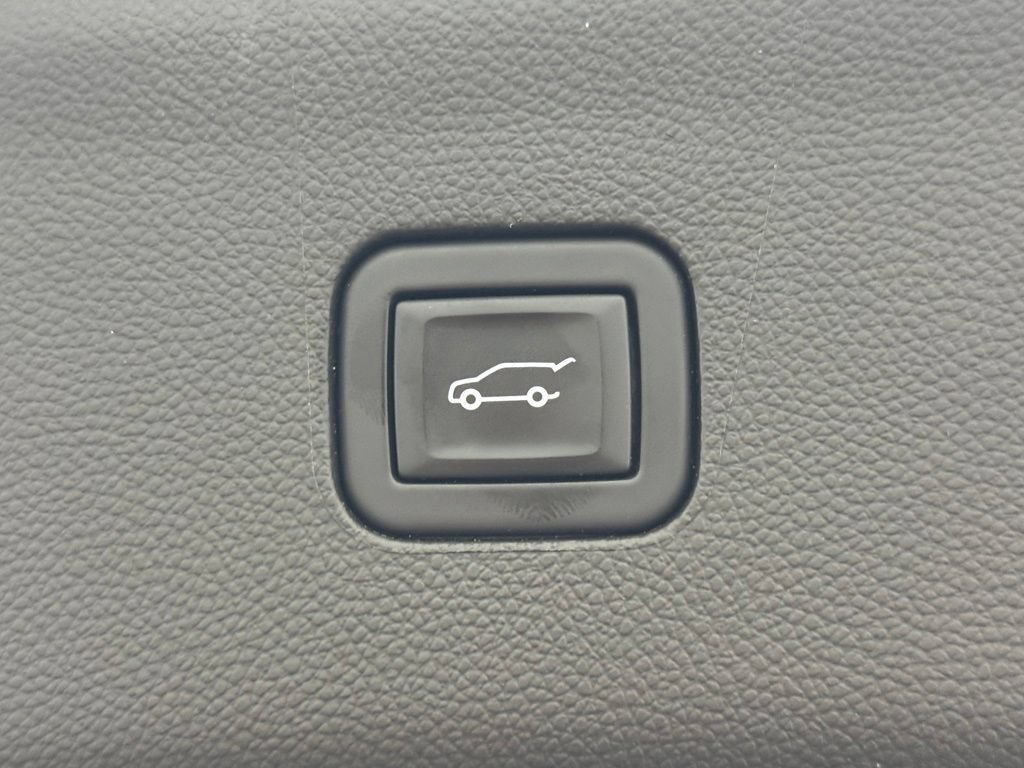 Used 2023 Summit White Buick Essence image 10