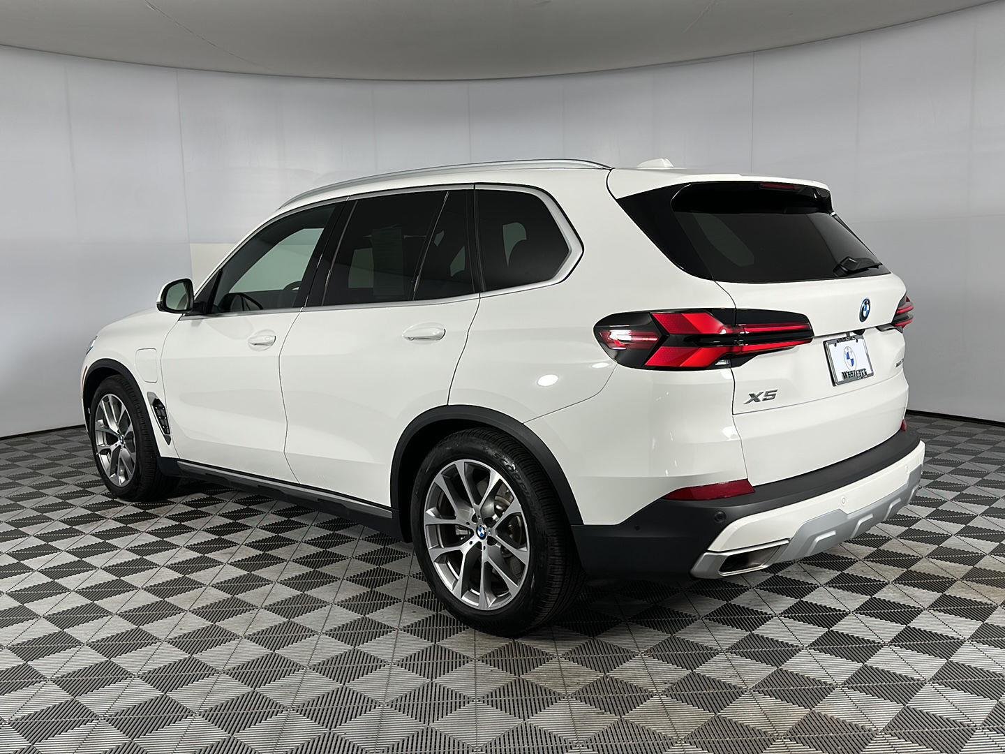 New 2026 Alpine White BMW xDrive50e image 21