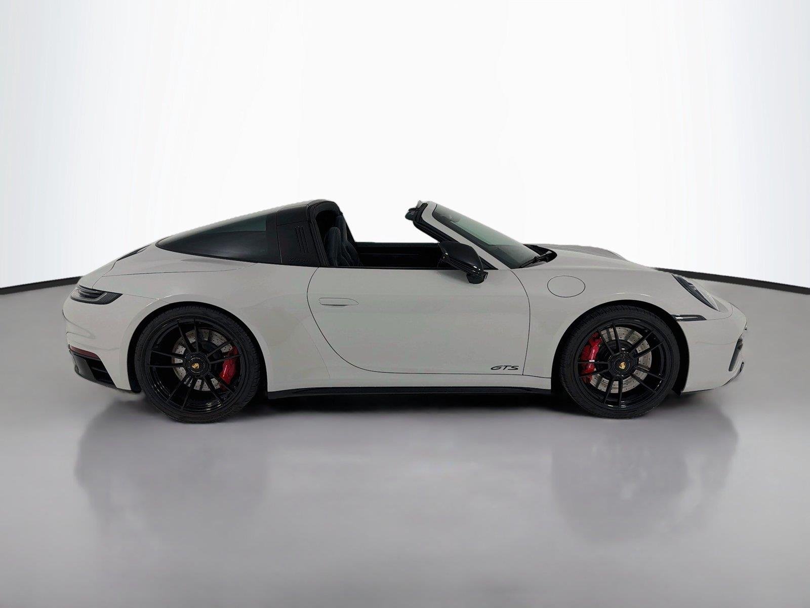 Used 2022 Chalk Porsche 4S image 30