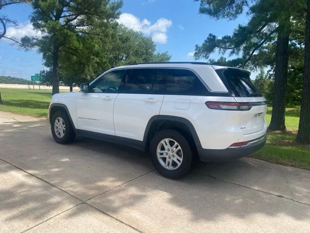 Used 2024 White/off-white Jeep Laredo image 7