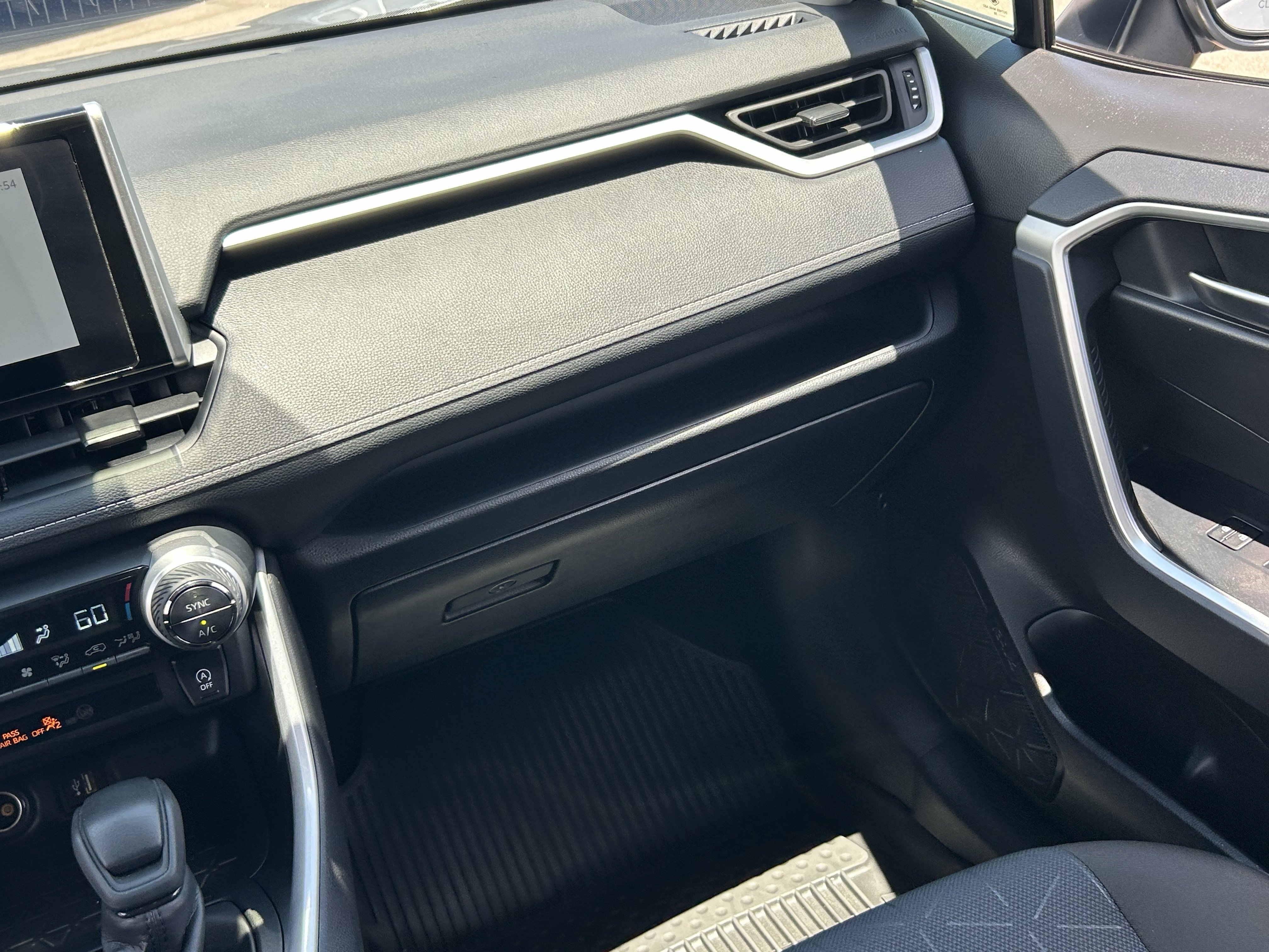 2025 Toyota RAV4 XLE - Photo 18