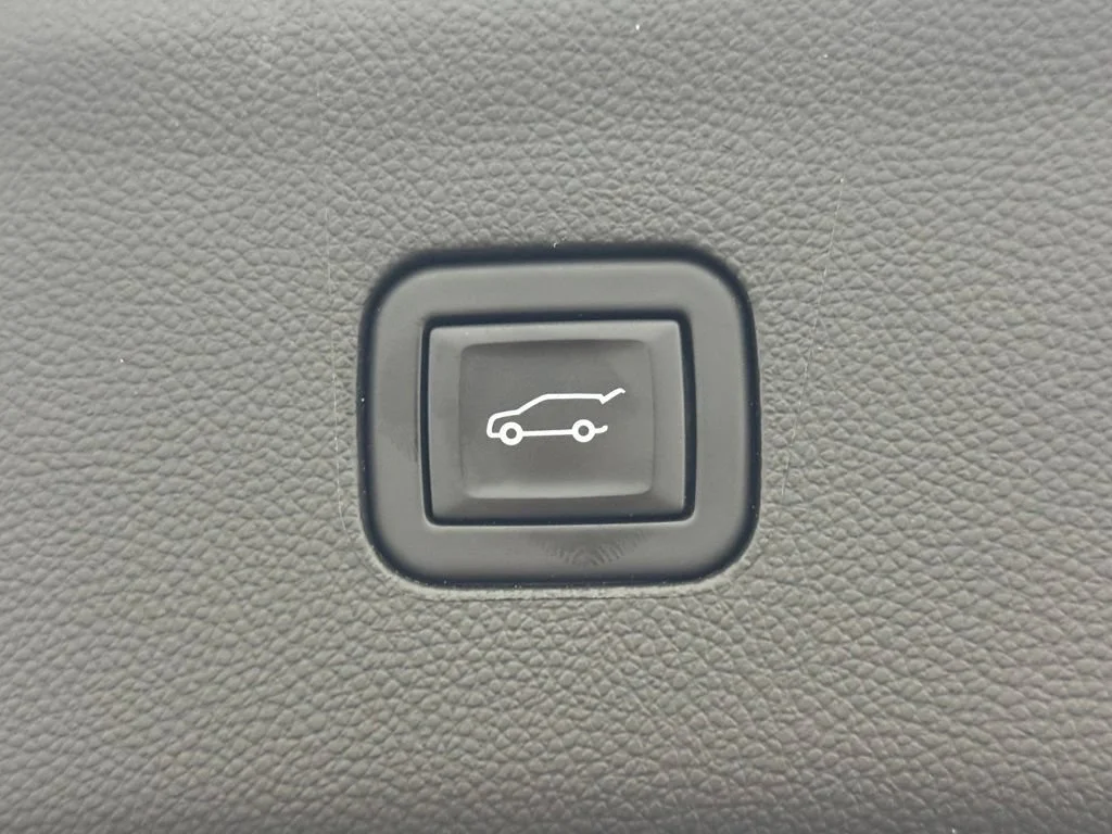Used 2023 Summit White Buick Essence image 10
