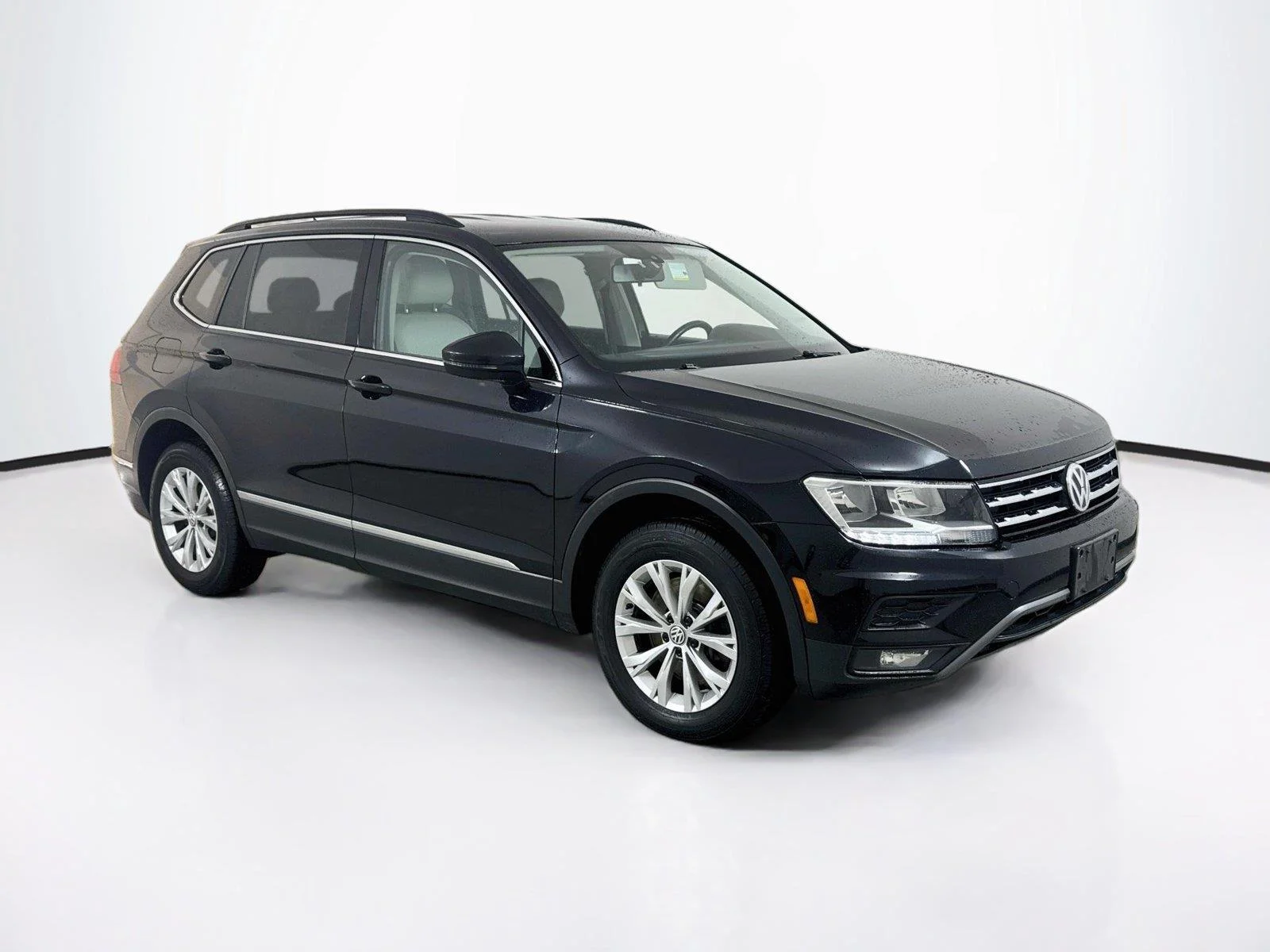 Used 2018 Deep Black Pearl Metallic Volkswagen SE image 6