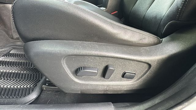 Used 2016 Silver Nissan SL image 21