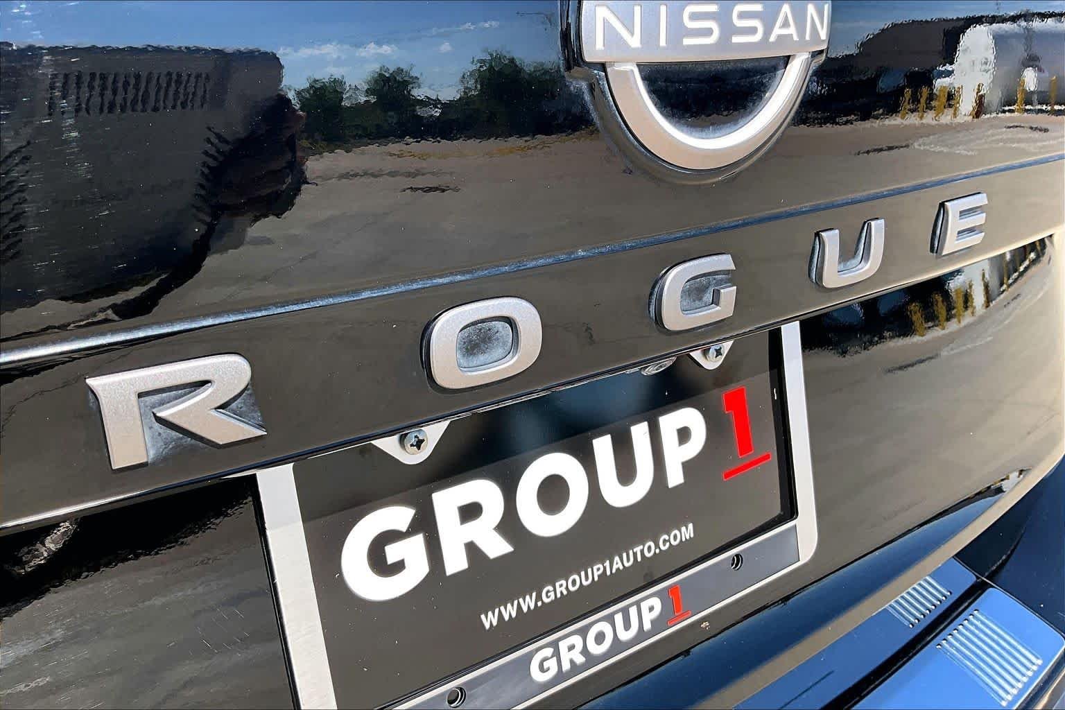 Used 2025 Super Black Nissan SV image 31
