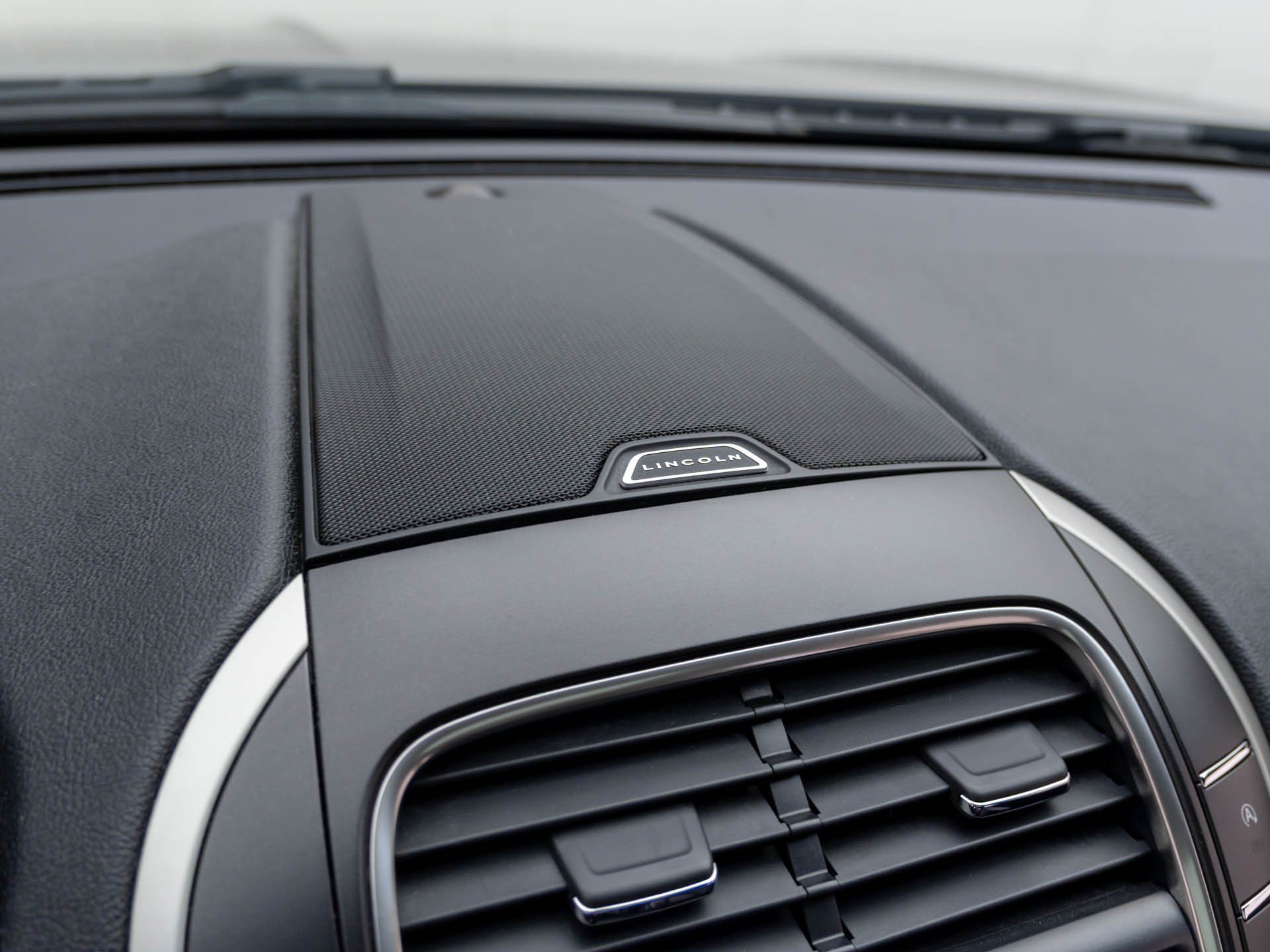 Used 2019 Black Lincoln Select image 31