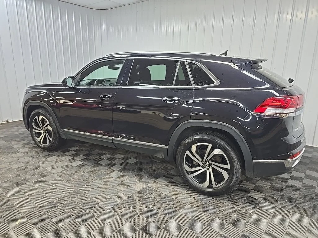 Used 2021  Volkswagen 3.6L V6 SEL Premium image 4