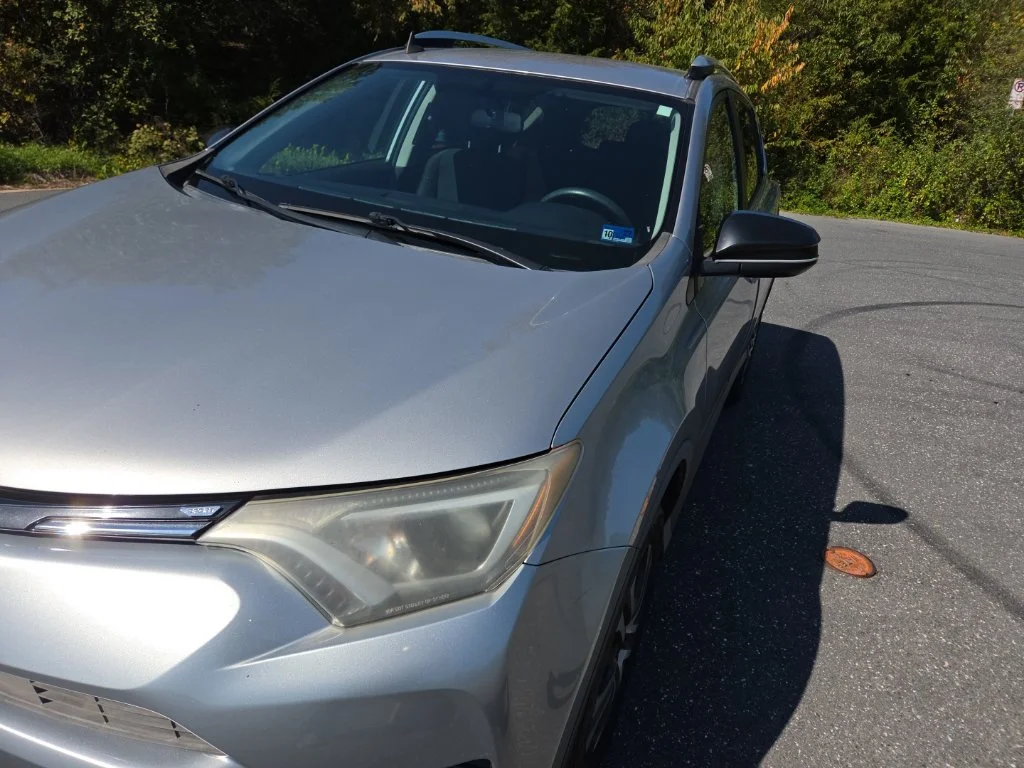 Used 2016 Silver Toyota LE image 11