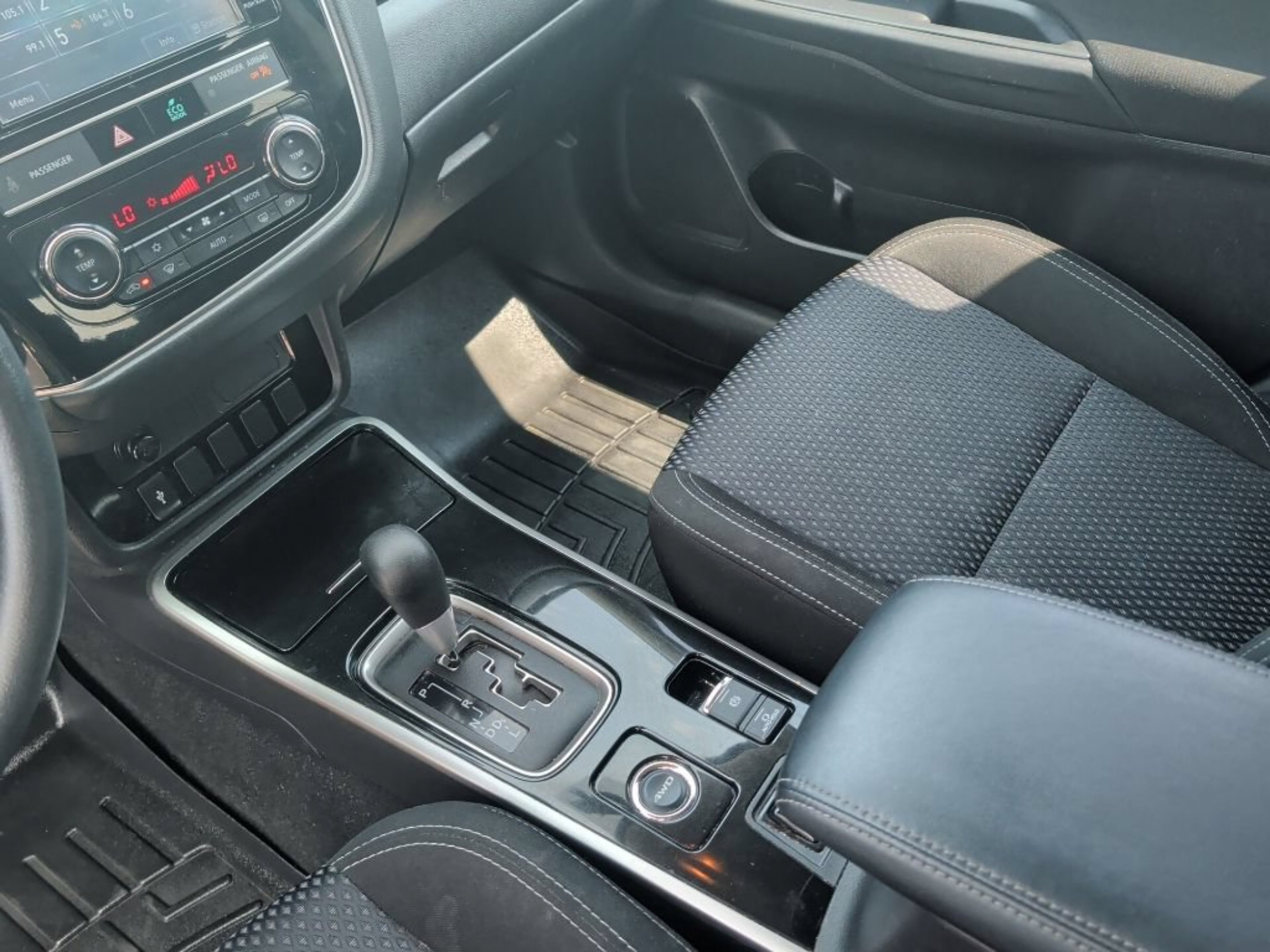 Used 2019 Silver Mitsubishi ES image 27