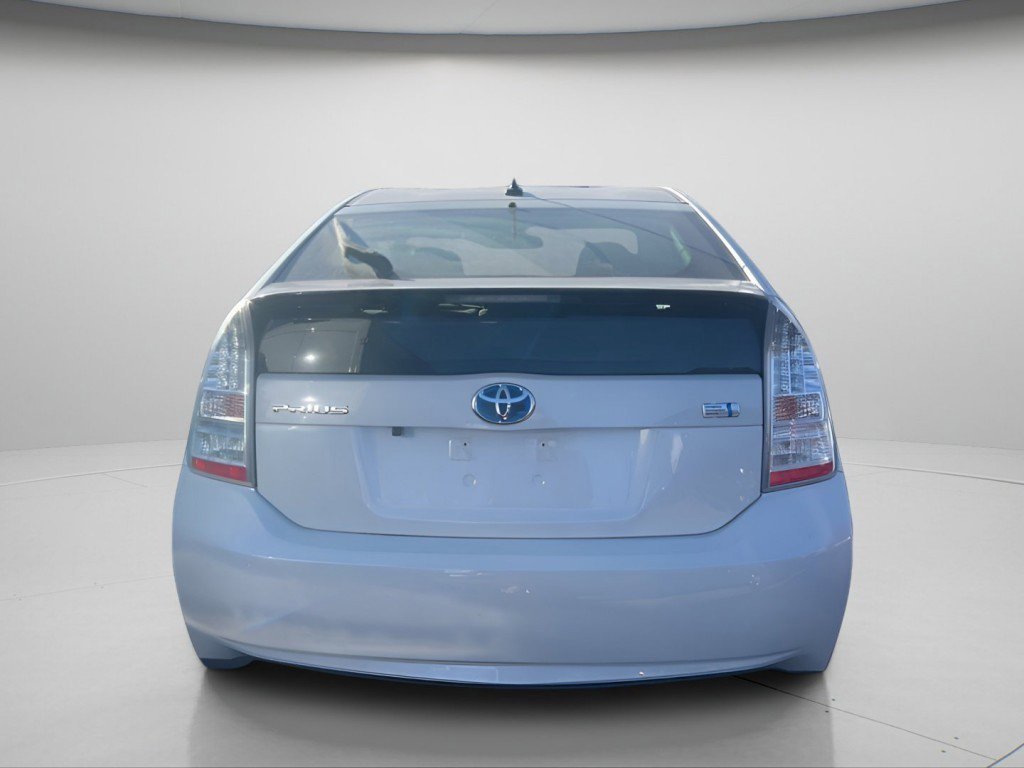 Used 2010 White Toyota V image 6