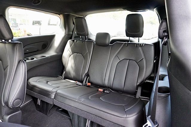 New 2026 Diamond Black Crystal Pearl-Coat Exterior Paint Chrysler Select image 21