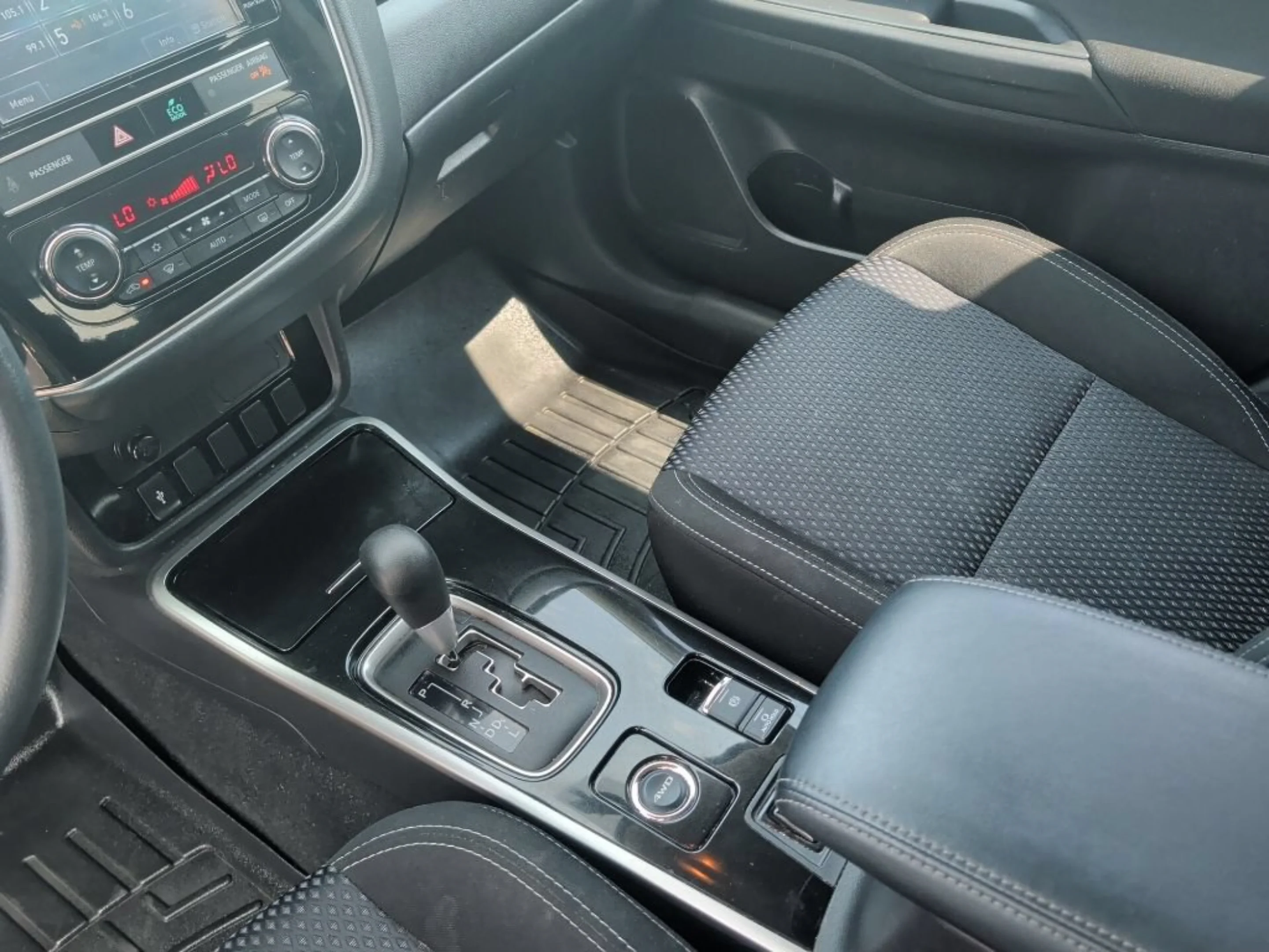 Used 2019 Silver Mitsubishi ES image 27