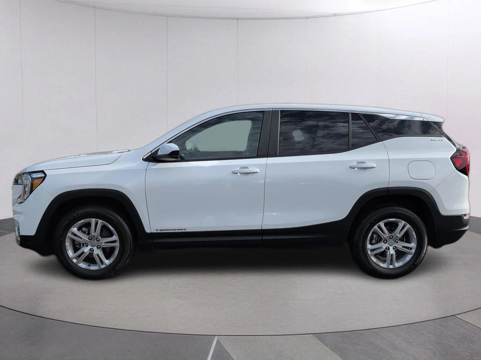 Used 2024 Summit White GMC SLE image 2