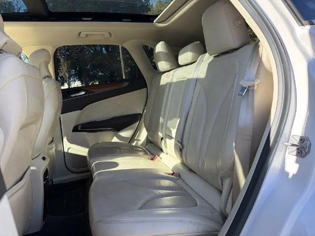 Used 2016 White Lincoln Reserve image 23
