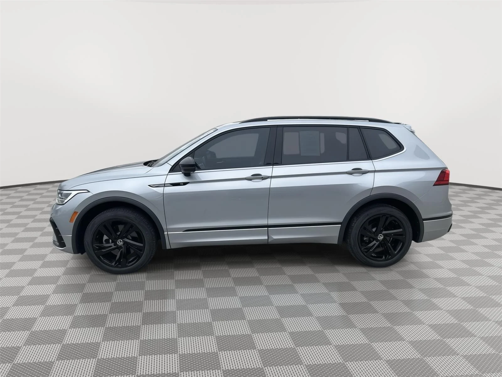 2023 Volkswagen Tiguan 2.0T SE R-Line Black 4Motion's photo