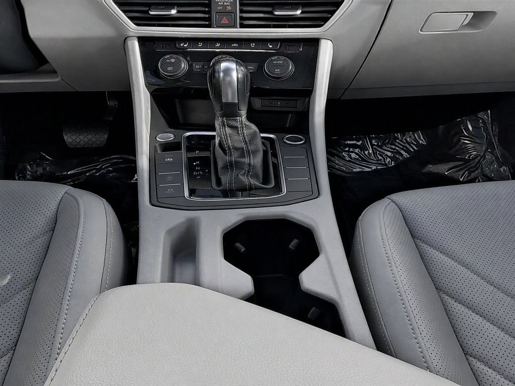 Used 2021 Deep Black Pearl Volkswagen SEL Premium image 18