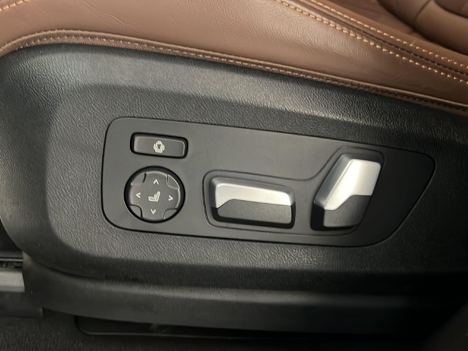 Used 2025 Black Sapphire Metallic BMW xDrive40i image 15
