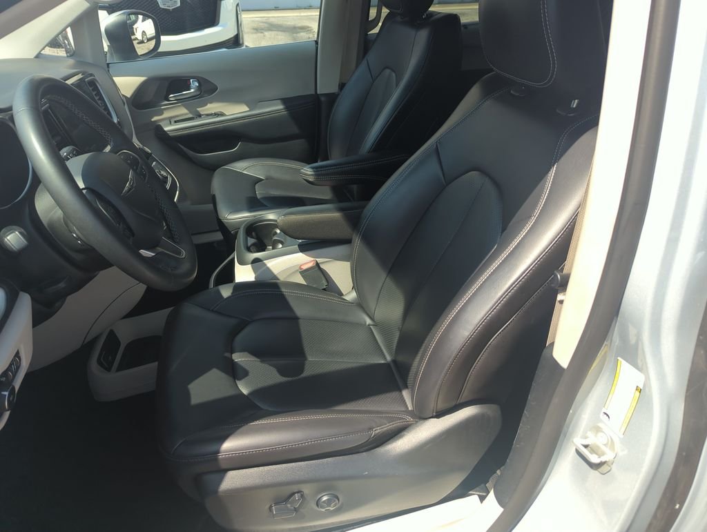 Used 2023 Silver Chrysler Touring L image 11