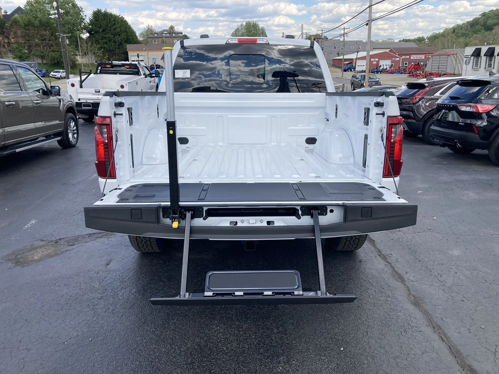 New 2026 Oxford White Ford XLT image 8