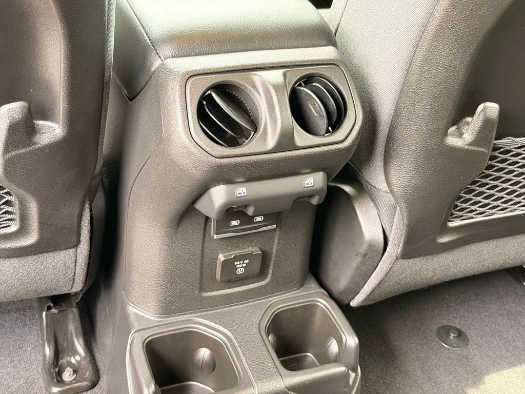 Used 2025  Jeep Rubicon image 21