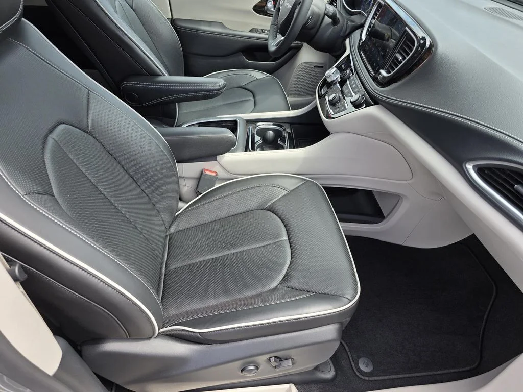 Used 2024 Ceramic Gray Clearcoat Chrysler Limited image 21