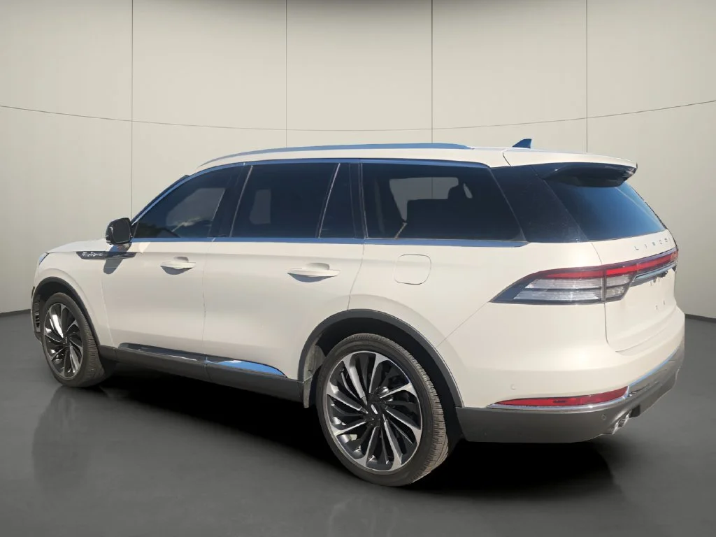 Used 2022 White Lincoln Reserve image 4