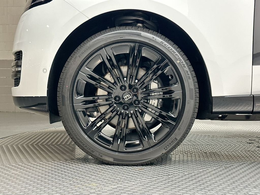 New 2027 Fuji White Land Rover SE image 5