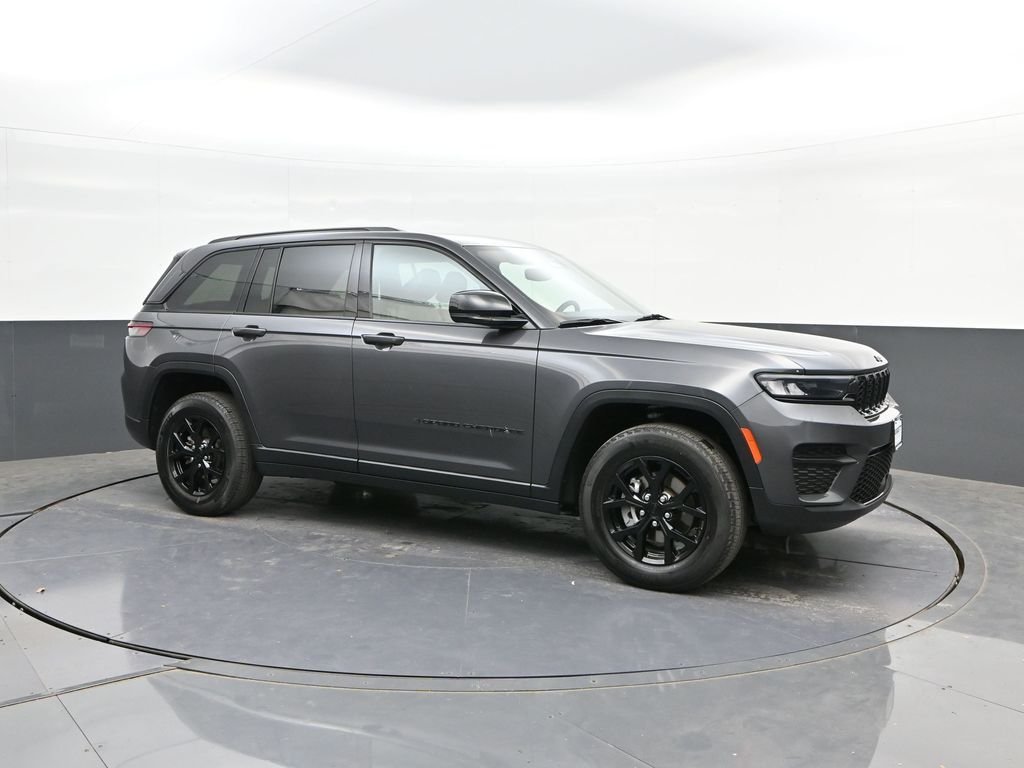 Used 2024 Gray Jeep Altitude image 17