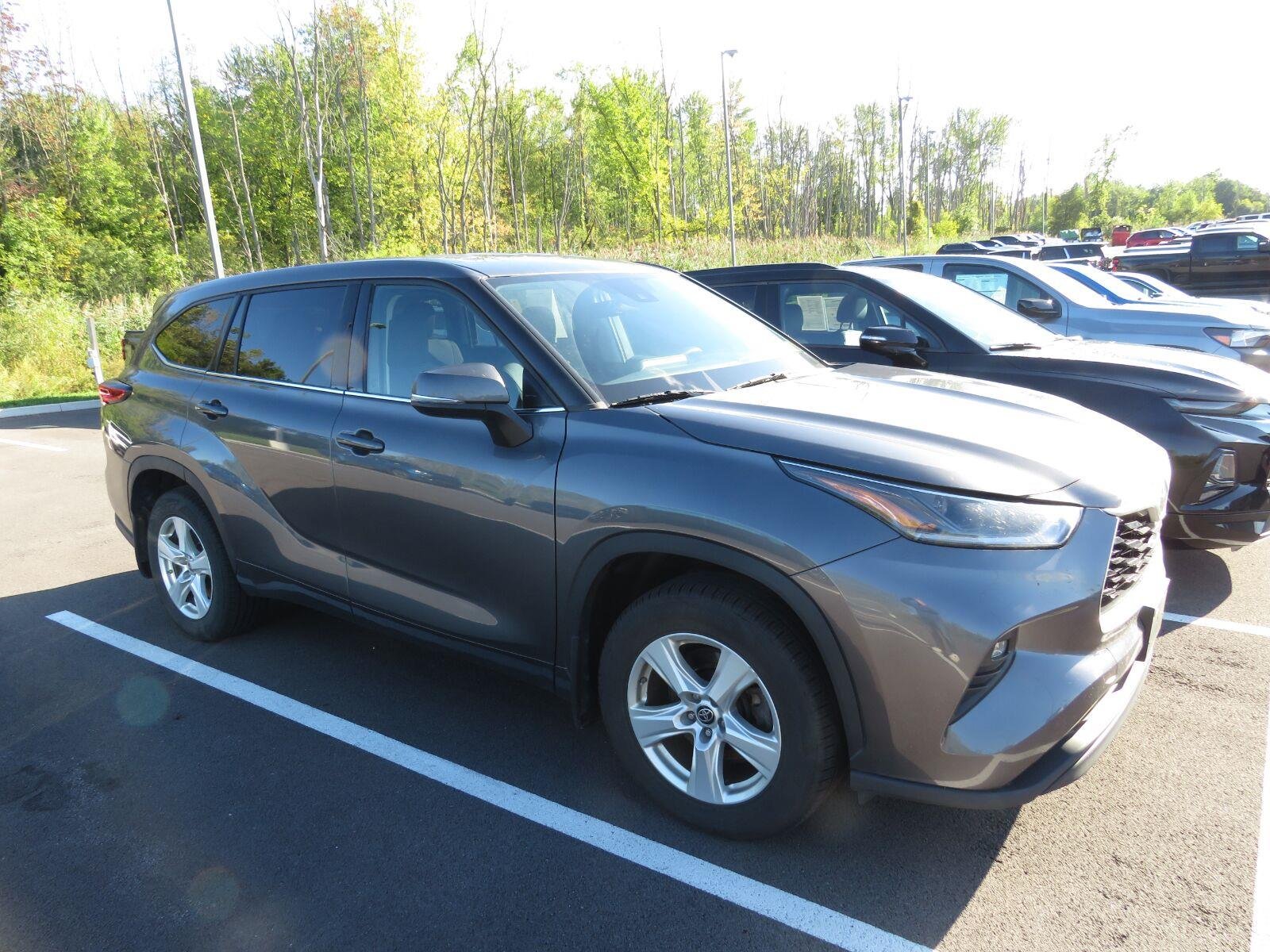 Used 2021 Magnetic Gray Metallic Toyota LE image 5