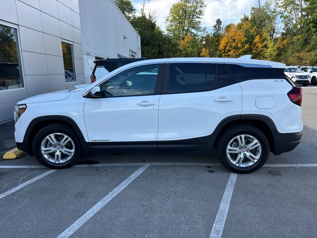 Used 2024 Summit White GMC SLE image 4