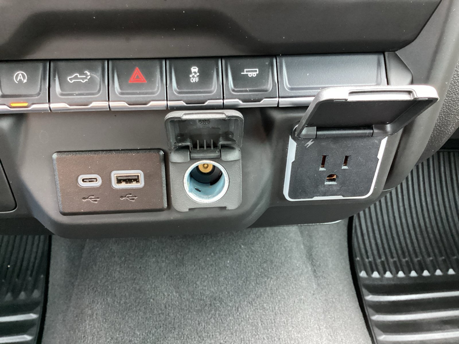 Used 2025 Summit White Chevrolet Custom image 23