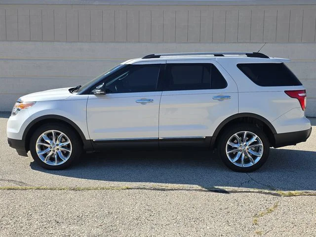 Used 2015 White Platinum Clearcoat Metallic Ford XLT image 10