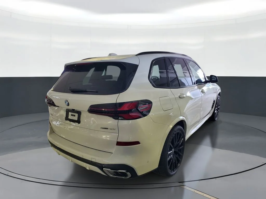 Used 2026 White BMW sDrive40i image 3