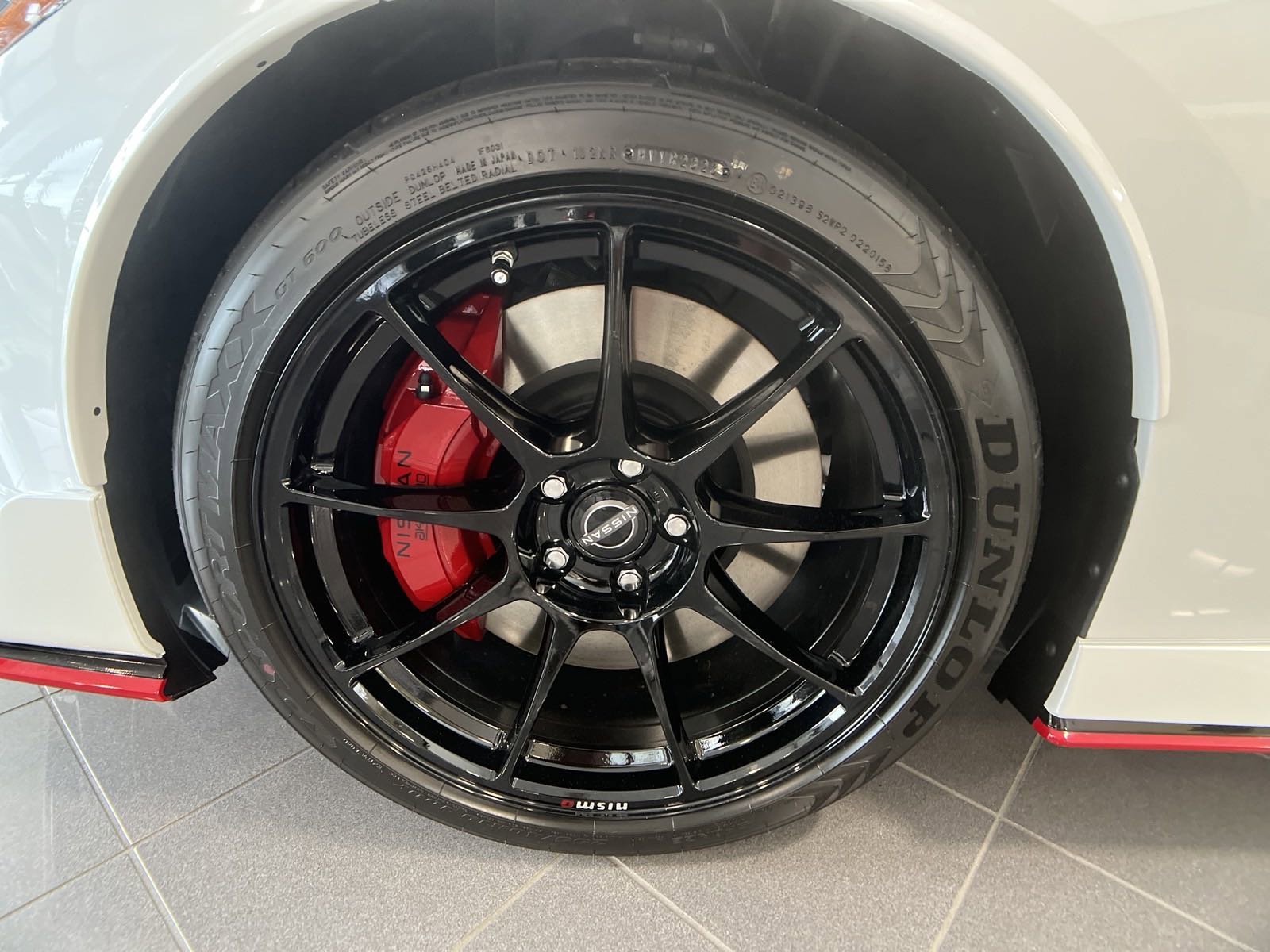 New 2024 Two-tone Everest White TriCoat / Super Black Nissan NISMO® image 12