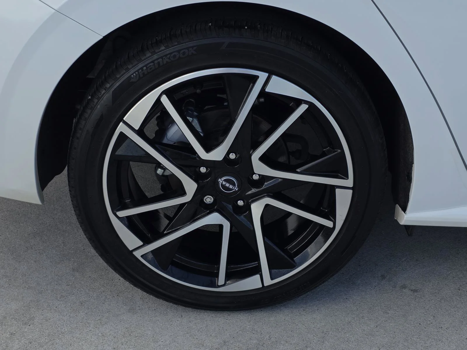Used 2024 Aspen White Tricoat/Super Black Nissan SR image 8