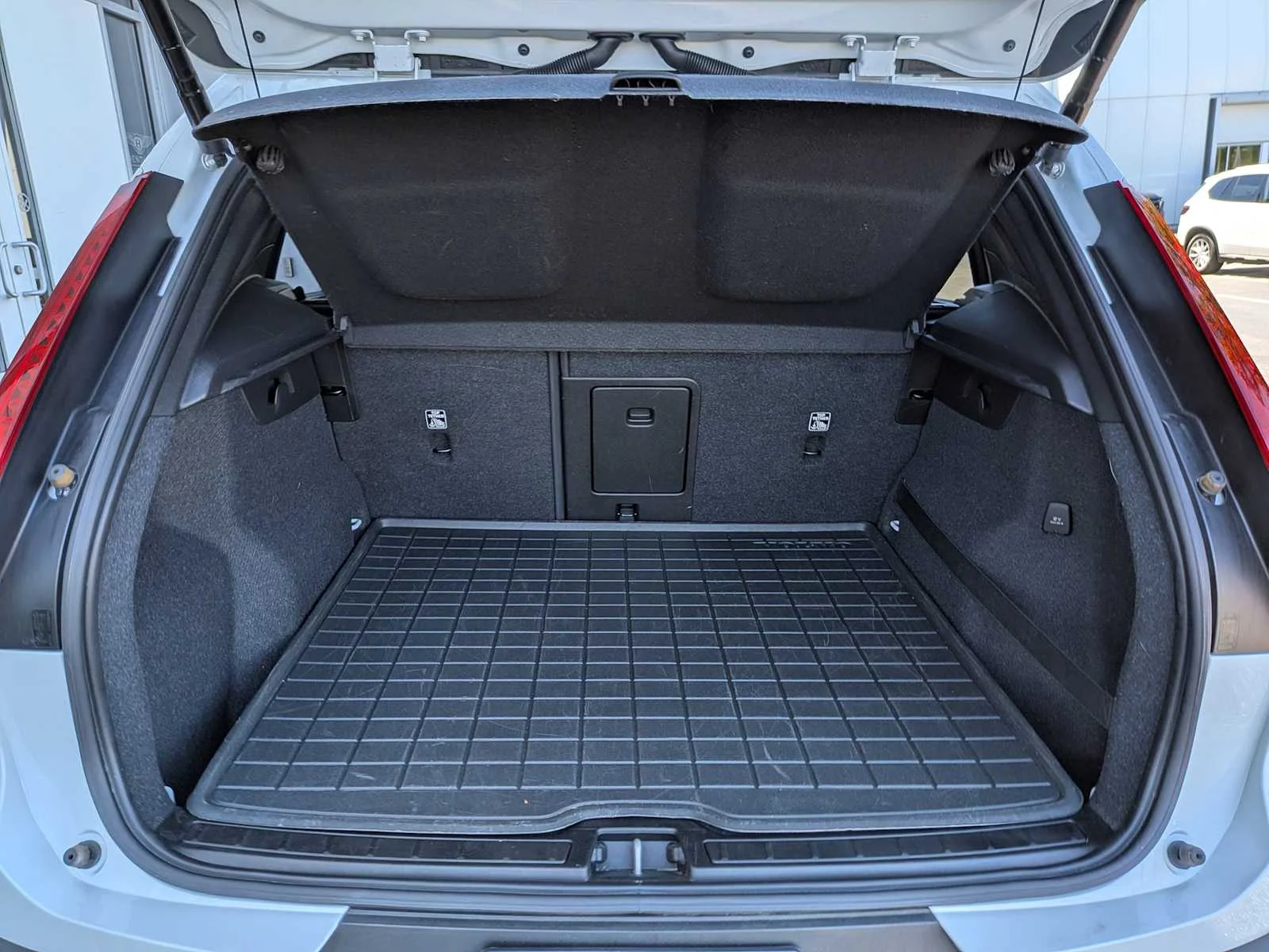 Used 2020 White Volvo Momentum image 27