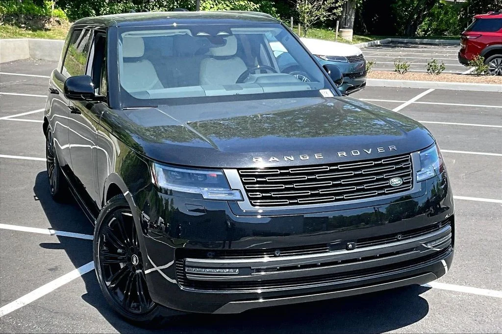 Used 2024 Black Land Rover SE image 11