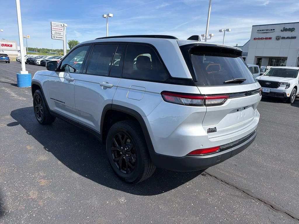 Used 2025 Silver Jeep Altitude image 3