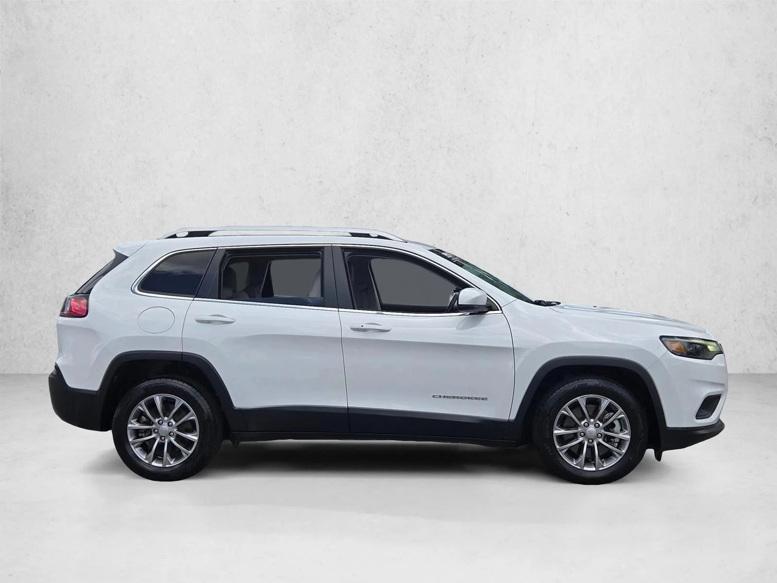 Used 2021 Bright White Clearcoat Jeep Latitude Lux image 4