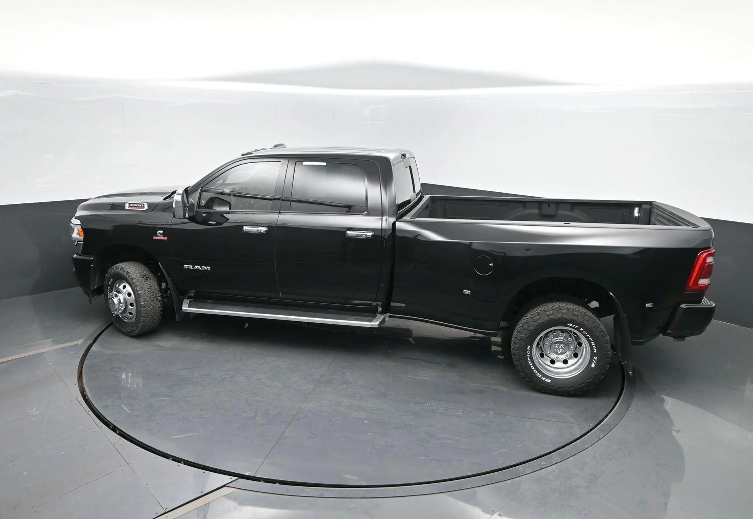 Used 2024 Diamond Black Crystal Pearlcoat Ram Laramie image 42