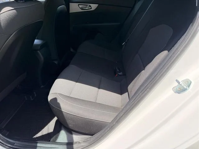 Used 2022 White Kia LXS image 10