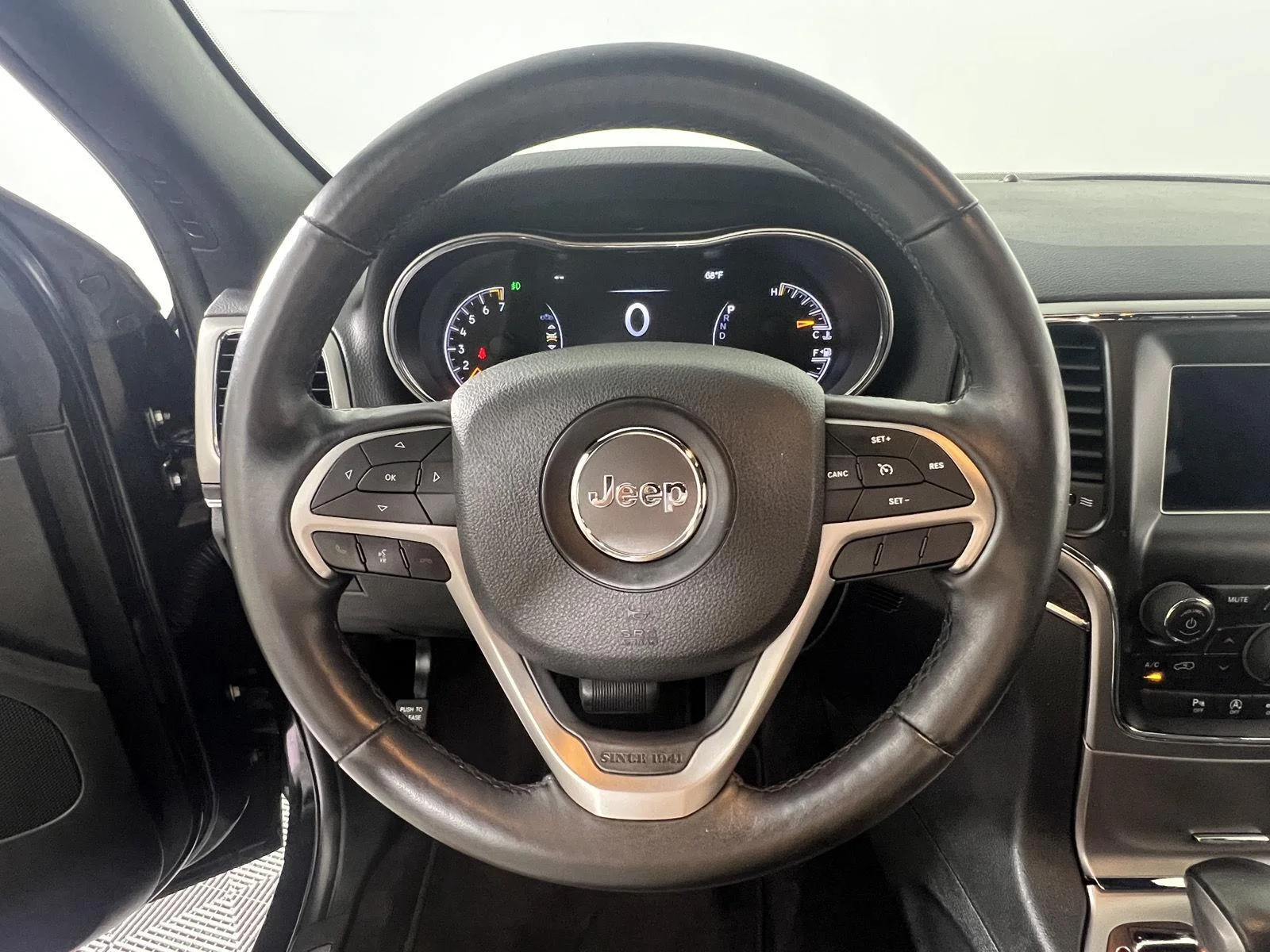 Used 2018 Diamond Black Crystal Pearlcoat Jeep Limited image 13