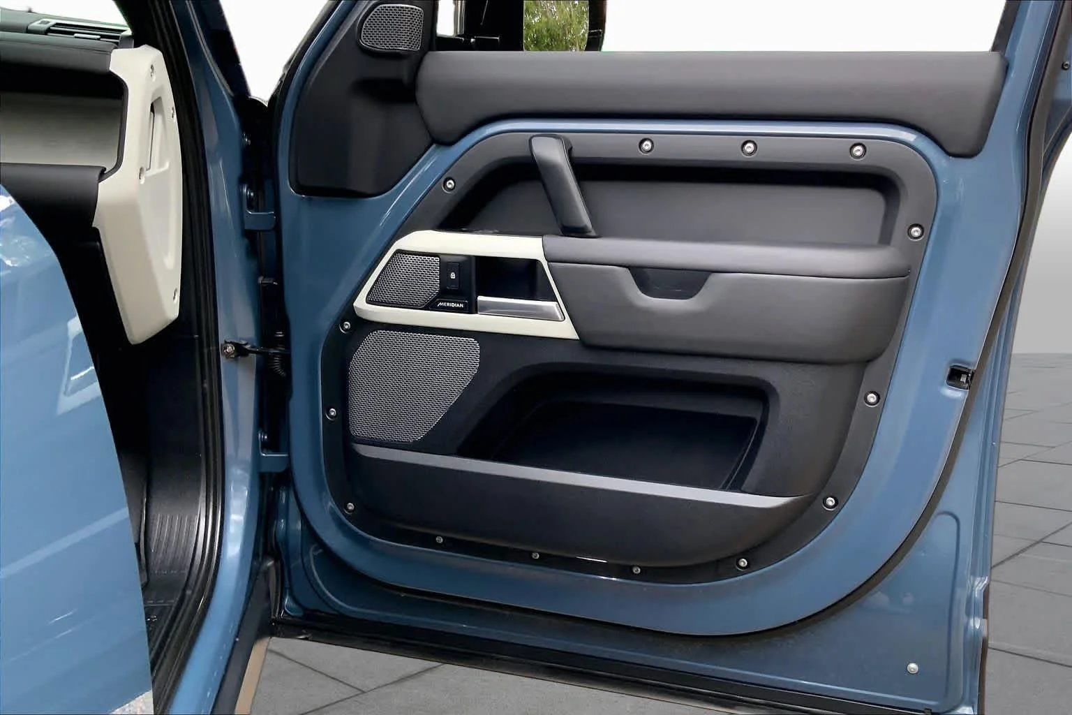 Used 2024 Tasman Blue Metallic Land Rover S image 21