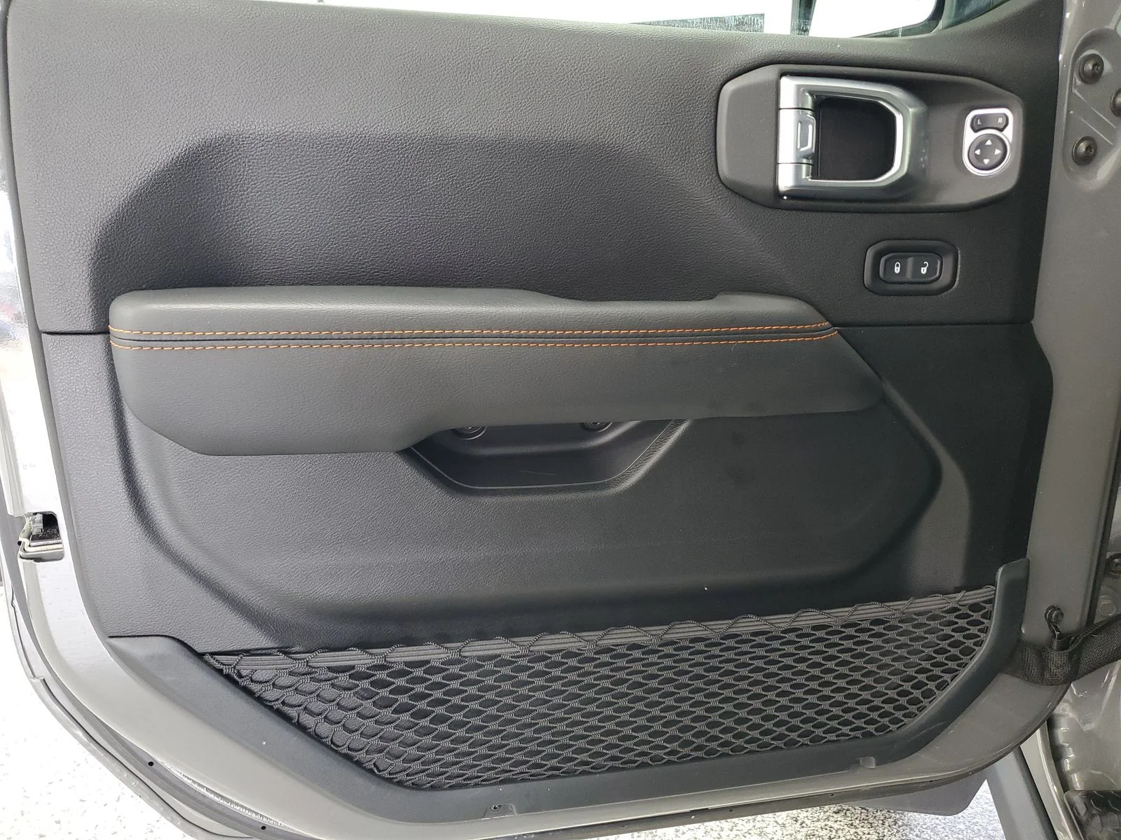 Used 2021 Gray Jeep Mojave image 12
