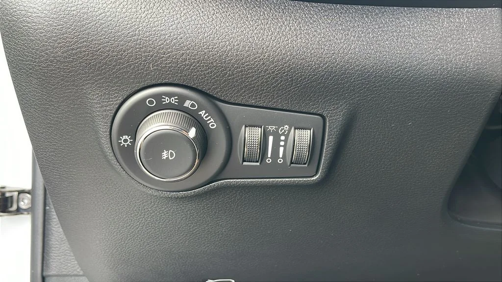Used 2026 White Jeep Latitude image 31