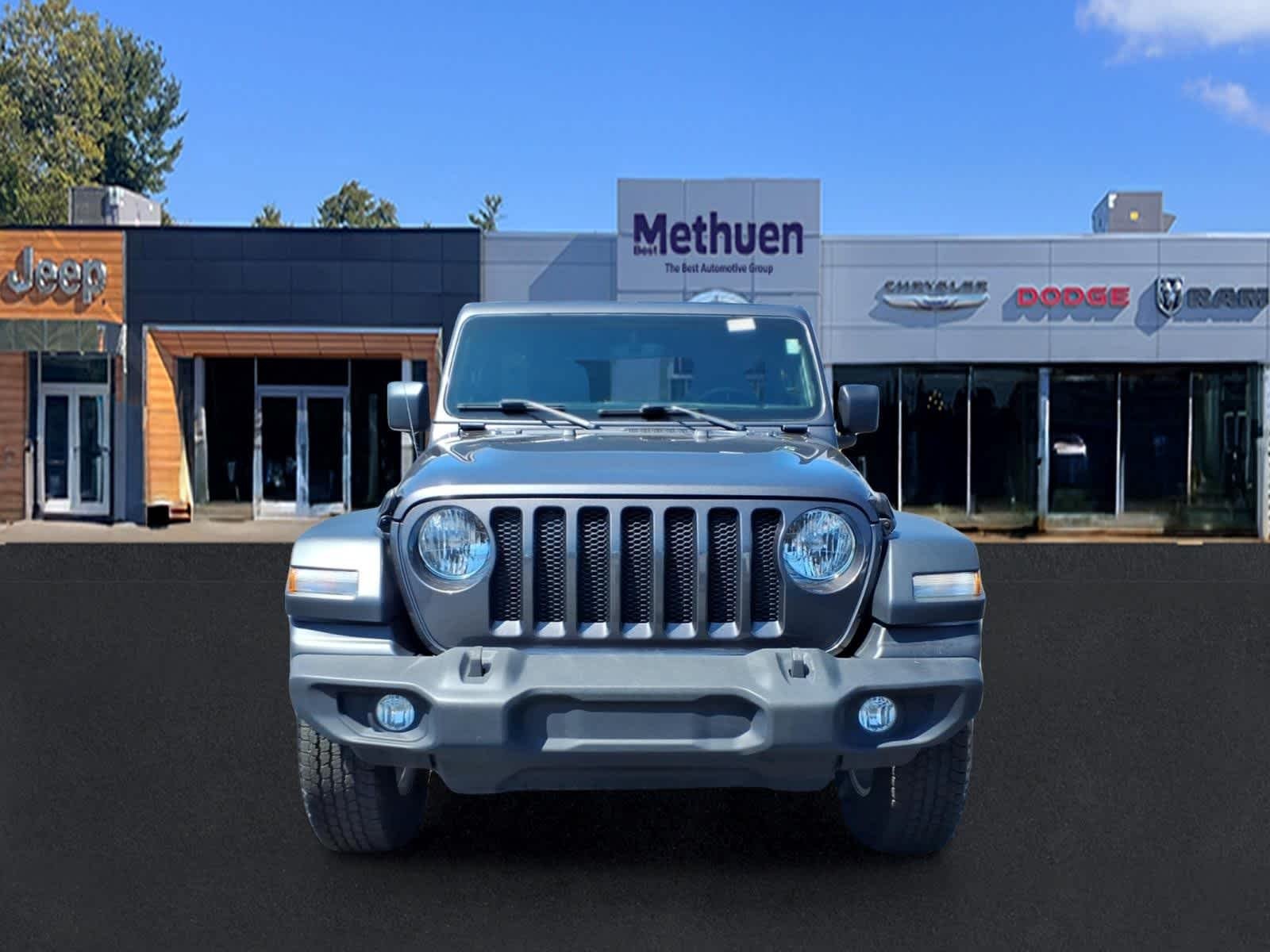 Used 2023 Granite Crystal Metallic Clearcoat Jeep Sport S image 10